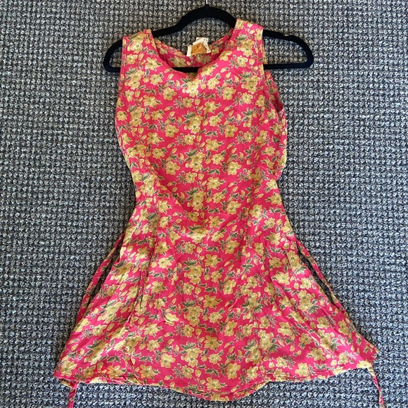 Red floral dress, vintage, mini, size 1, can fit up to size 4 - Picture 2 of 5